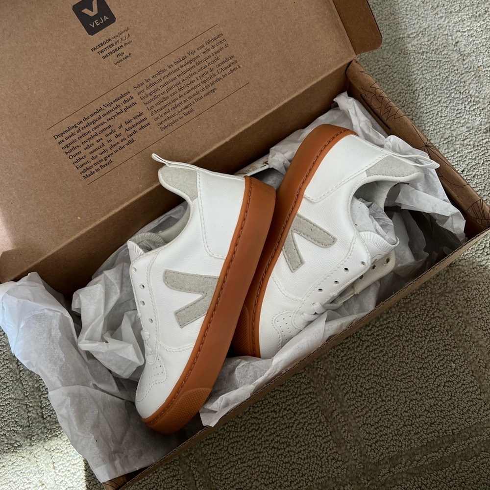 Veja V-10 Lace Leather Sneaker